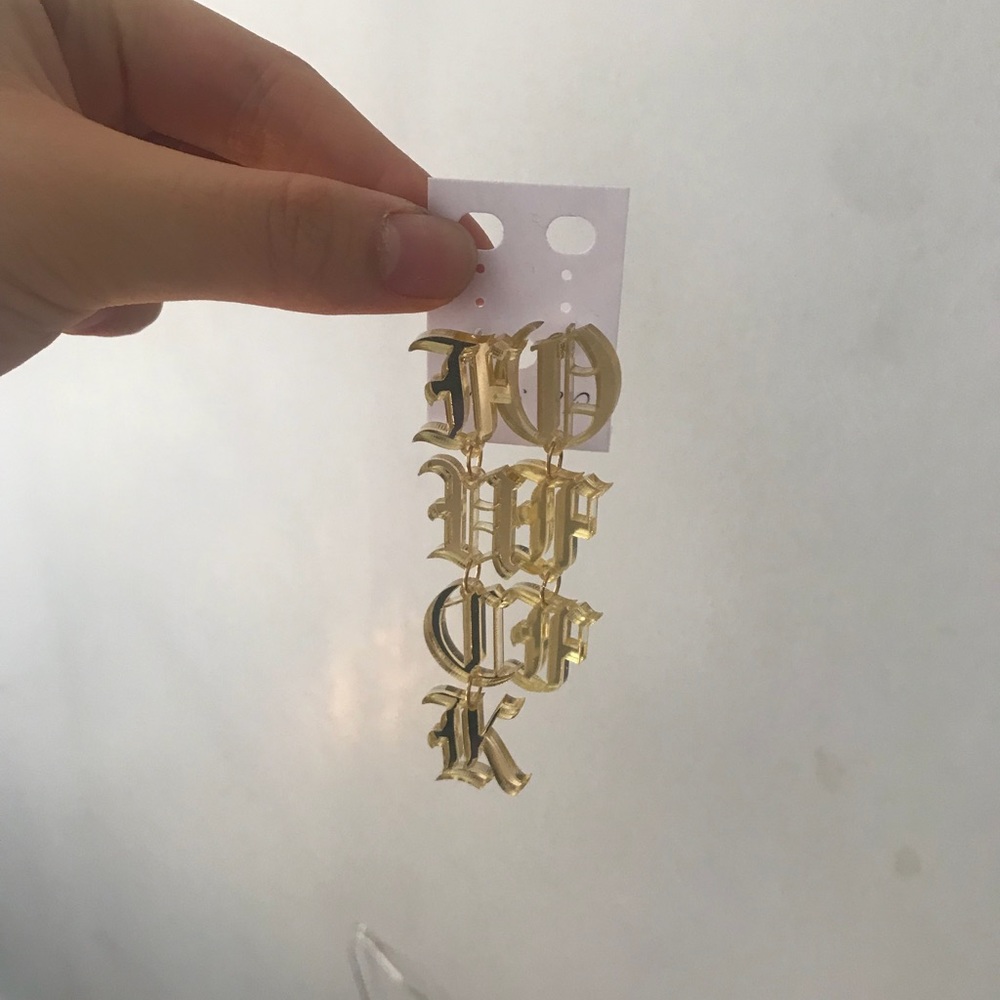 “Fuck off” earrings 😍😍😎😎🖤